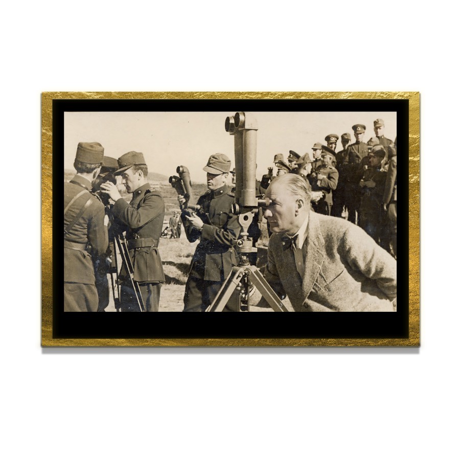 Yapay Zeka ile Yenilenmiş Atatürk Fotoğrafları Siyah Beyaz Cam Tablo, 3d Dekoratif Baskı 796