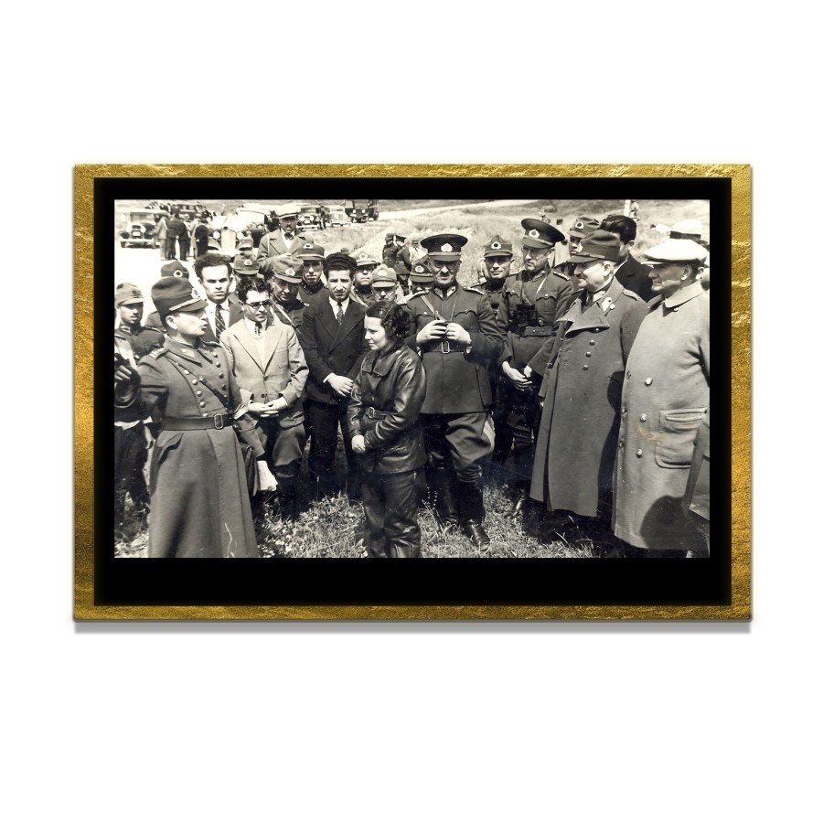 Yapay Zeka ile Yenilenmiş Atatürk Fotoğrafları Siyah Beyaz Cam Tablo, 3d Dekoratif Baskı 798