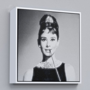 Çerçeveli Audrey Hepburn'Ün Siyah Bayaz Kanvas Tablosu-5071