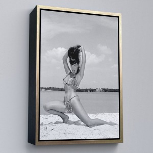 Çerçeveli Leopar Bikinili Bettie Page Duvar Tablosu-6053