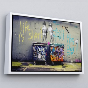 Çerçeveli Bansky Çöp Kutusuna İşeyen Çocuklar Kanvas Tablosu / Hayat Kısa-5154