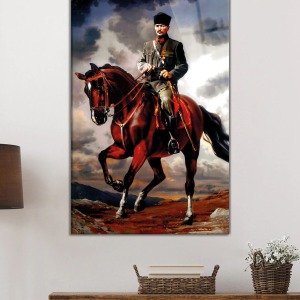 At Üzerinde Üniformalı Mustafa Kemal Atatürk Portresi Cam Tablo, Temperli Dayanıklı Kırılmaz Cam
